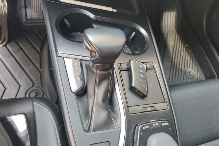 Used Lexus UX 2020 260h Explore-Cool Edition Gear Lever