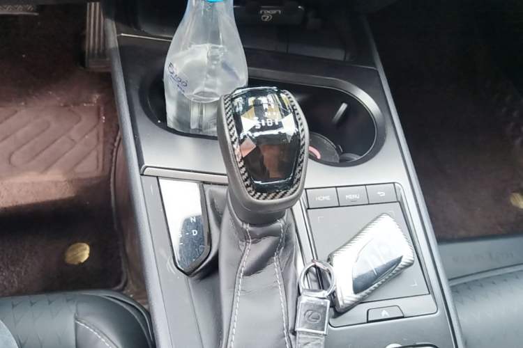 Used Lexus UX 2020 260h Explore & Adventure Edition Gear Lever