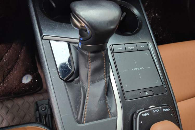 Used Lexus UX 2020 260h Explore & Adventure Edition Gear Lever
