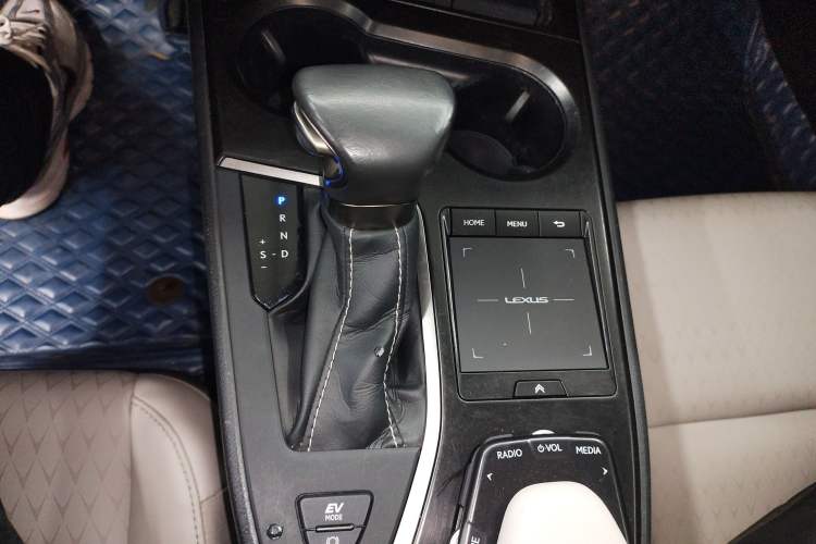 Used Lexus UX 2020 260h Explore & Adventure Edition Gear Lever