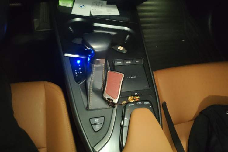 Used Lexus UX 2020 260h Explore-Cool Edition Gear Lever