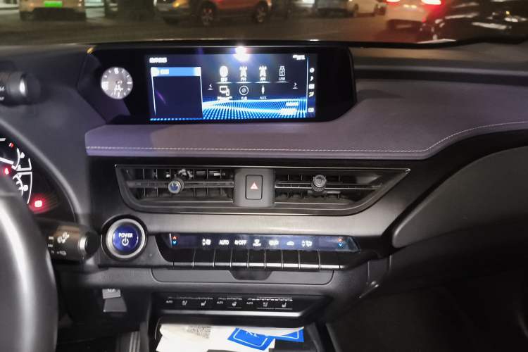 Used Lexus UX 2020 260h Explore & Enjoy Edition Audio And AC Panel