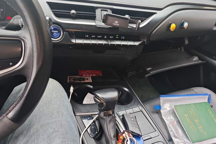 Used Lexus UX 2020 260h Explore-Cool Edition Audio And AC Panel