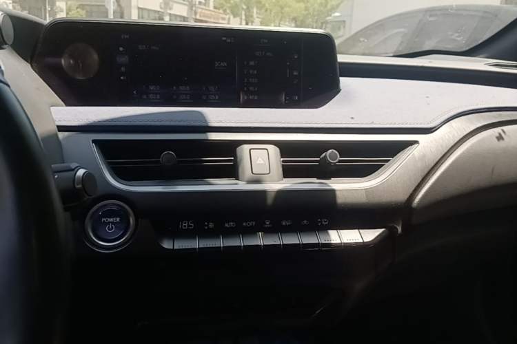 Used Lexus UX 2020 260h Explore & Enjoy Edition Audio And AC Panel