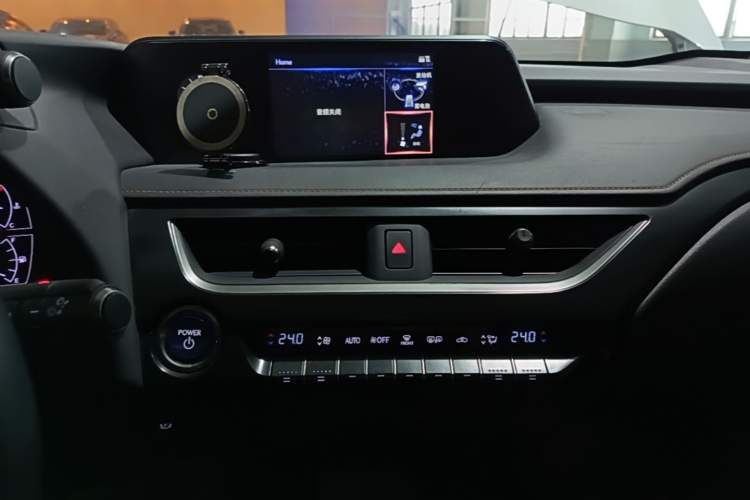 Used Lexus UX 2020 260h Explore-Cool Edition Audio And AC Panel
