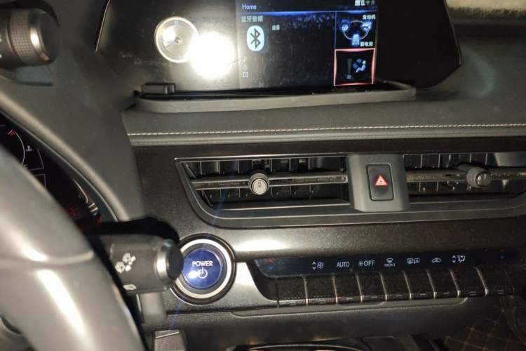 Used Lexus UX 2020 260h Explore-Cool Edition Audio And AC Panel