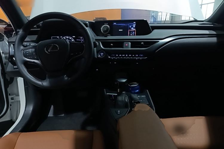 Used Lexus UX 2020 260h Explore-Cool Edition Center Console