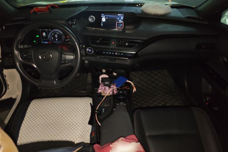 Used Lexus UX 2020 260h Explore-Cool Edition Center Console