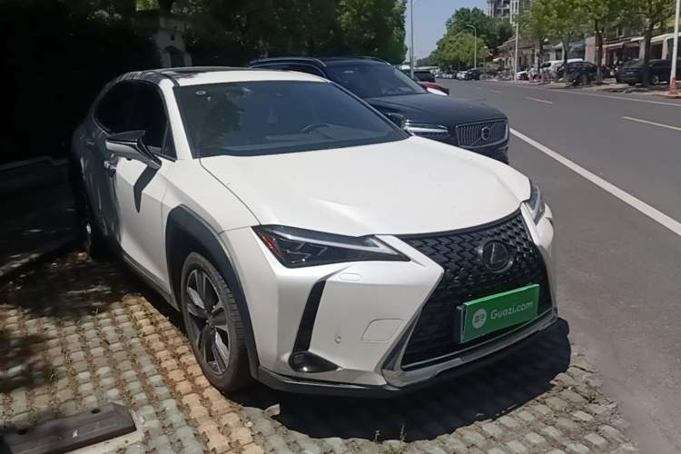 Used Lexus UX 2020 260h Explore & Enjoy Edition Front Right 45 Deg