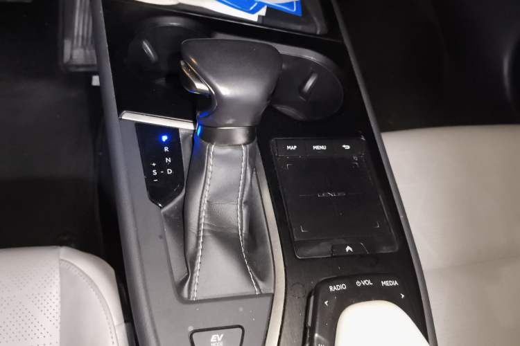 Used Lexus UX 2020 260h Explore & Enjoy Edition Gear Lever