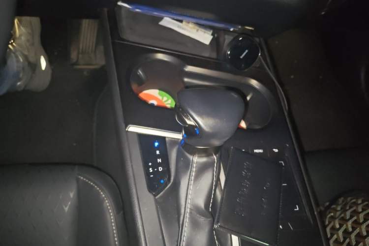 Used Lexus UX 2020 260h Explore & Adventure Edition Gear Lever