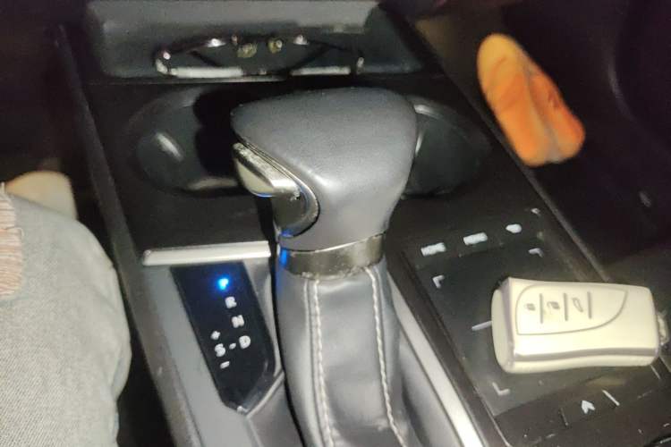 Used Lexus UX 2020 260h Explore & Adventure Edition Gear Lever