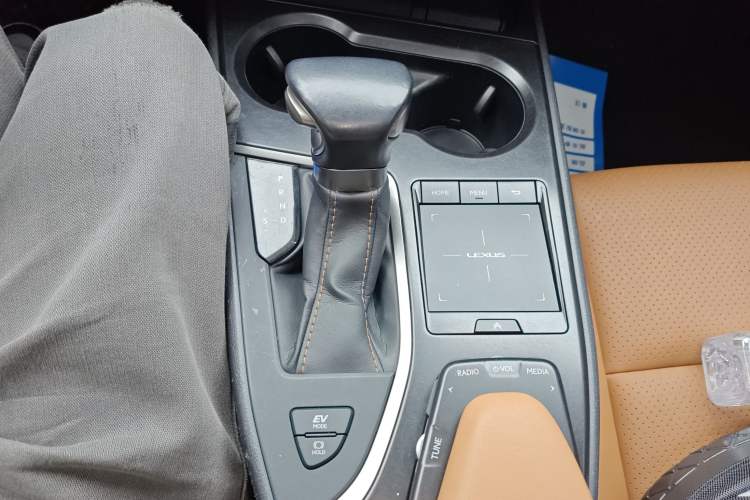 Used Lexus UX 2020 260h Explore & Adventure Edition Gear Lever