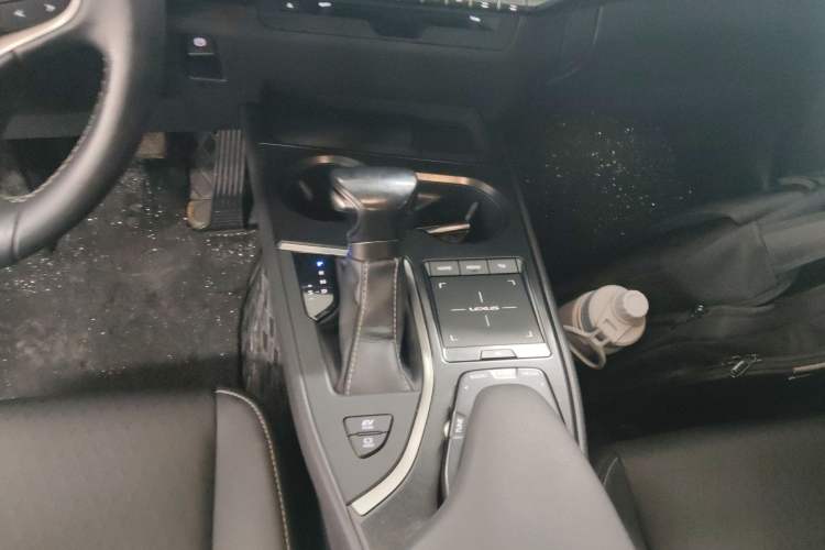Used Lexus UX 2020 260h Explore & Adventure Edition Gear Lever