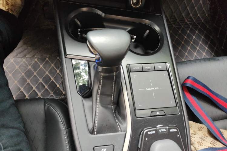 Used Lexus UX 2020 260h Explore & Adventure Edition Gear Lever