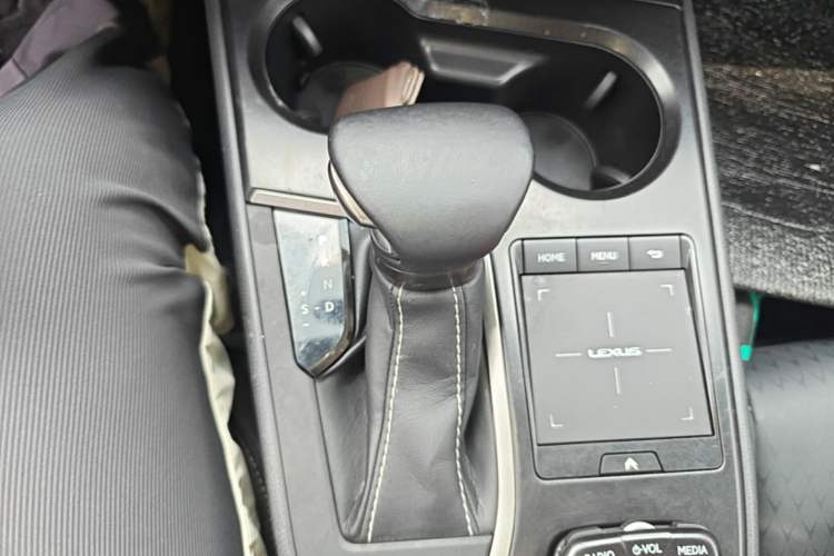 Used Lexus UX 2020 260h Explore & Adventure Edition Gear Lever