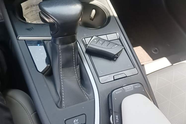 Used Lexus UX 2020 260h Explore & Enjoy Edition Gear Lever