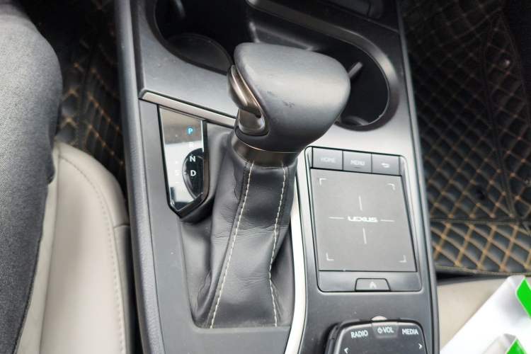 Used Lexus UX 2020 260h Explore-Cool Edition Gear Lever