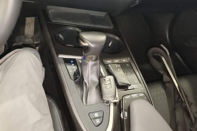 Used Lexus UX 2020 260h Explore & Adventure Edition Gear Lever