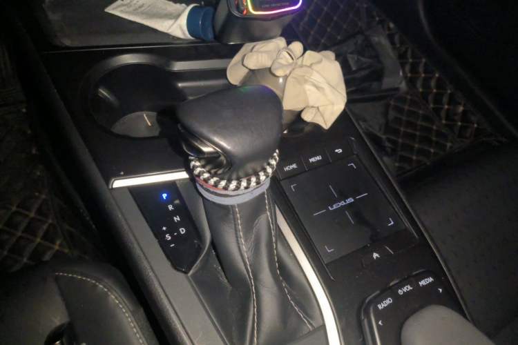 Used Lexus UX 2020 260h Explore & Adventure Edition Gear Lever