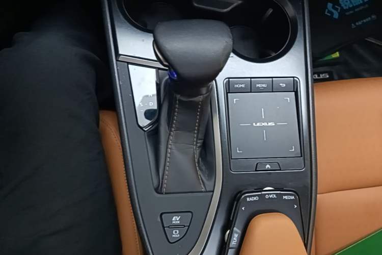 Used Lexus UX 2020 260h Explore & Adventure Edition Gear Lever