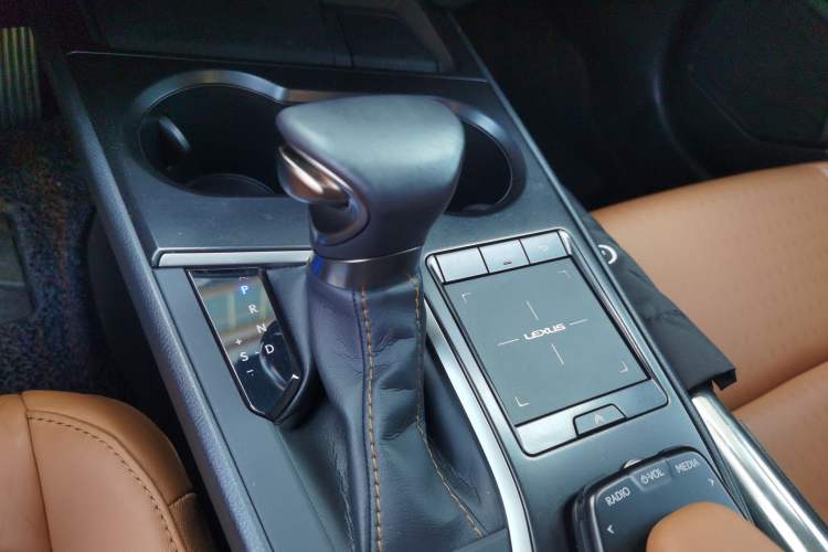 Used Lexus UX 2020 260h Explore & Adventure Edition Gear Lever