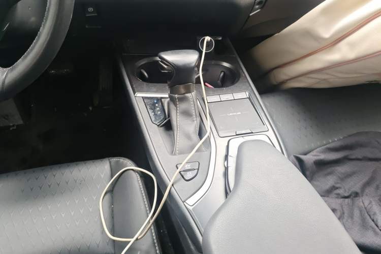 Used Lexus UX 2020 260h Explore & Adventure Edition Gear Lever