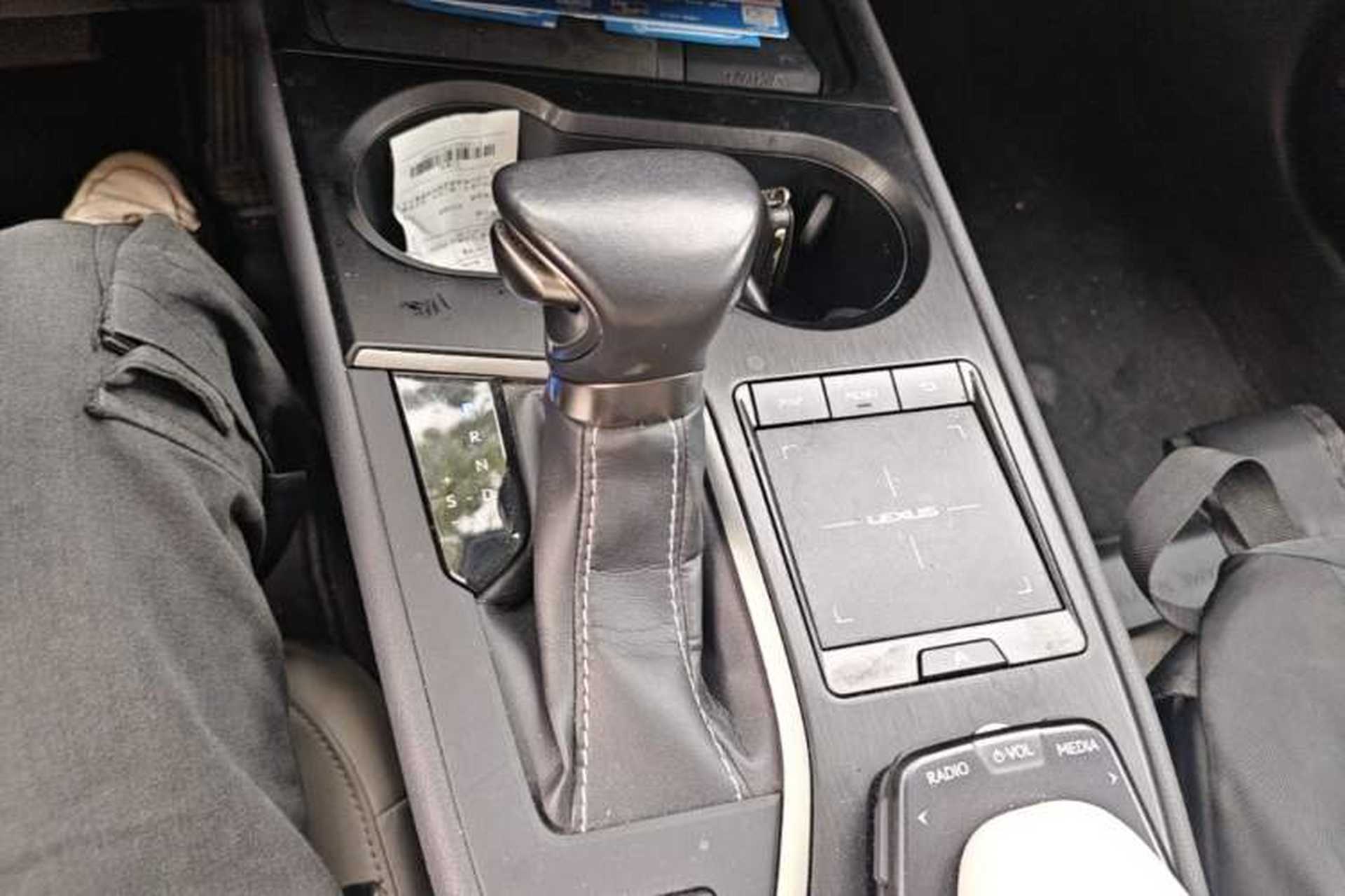 Used Lexus UX 2020 260h Explore & Enjoy Edition Gear Lever