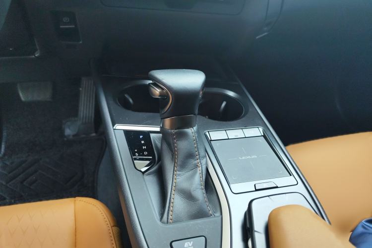 Used Lexus UX 2020 260h Explore-Cool Edition Gear Lever