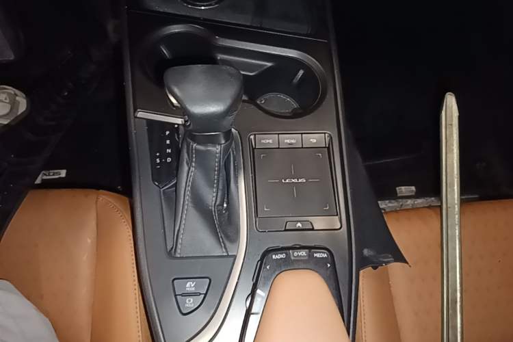 Used Lexus UX 2020 260h Explore & Adventure Edition Gear Lever