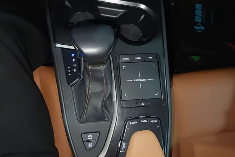 Used Lexus UX 2020 260h Explore & Adventure Edition Gear Lever