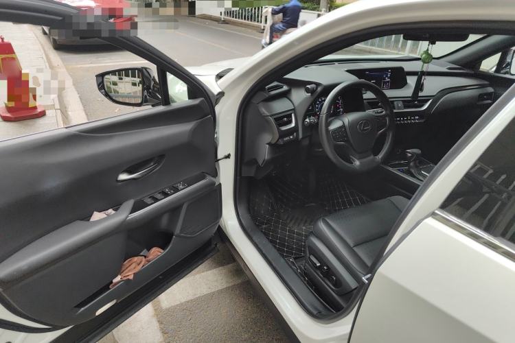 Used Lexus UX 2020 260h Explore & Adventure Edition Interior 3