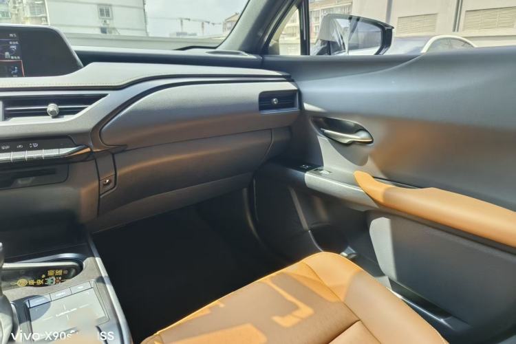 Used Lexus UX 2020 260h Explore-Cool Edition Interior 4