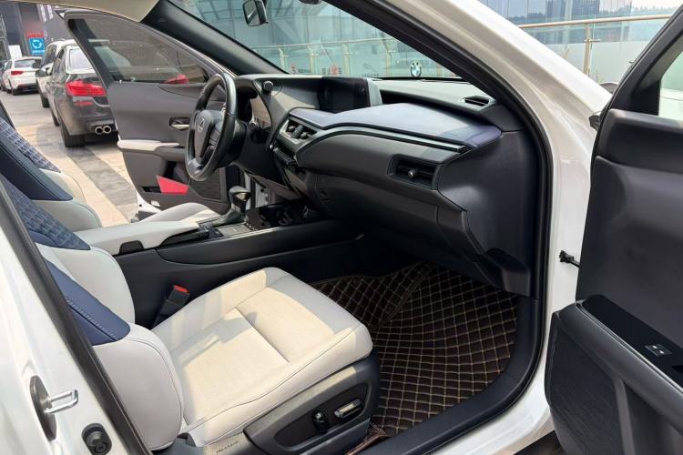 Used Lexus UX 2020 260h Explore-Cool Edition Interior 5