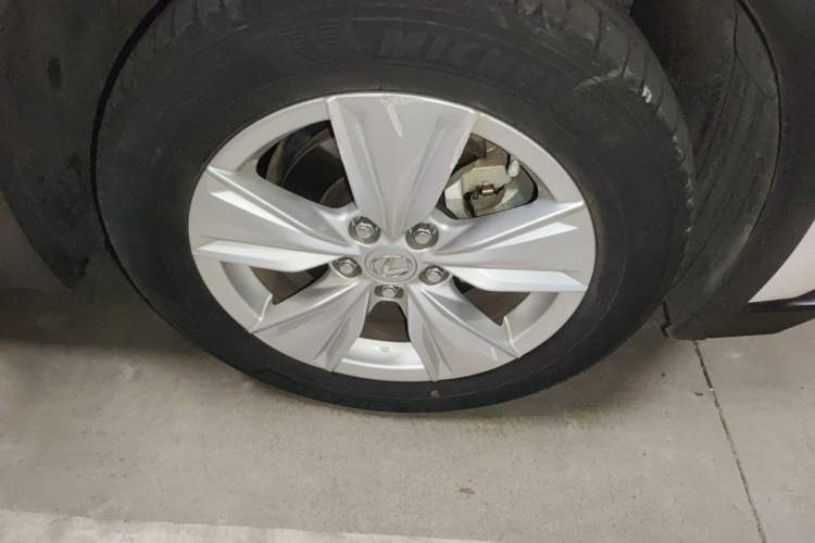 Used Lexus UX 2020 260h Explore & Adventure Edition Right Front Wheel Hub