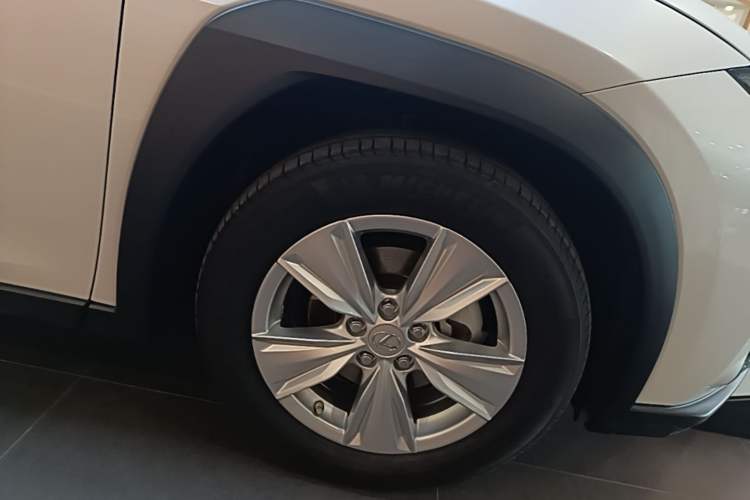 Used Lexus UX 2020 260h Explore & Adventure Edition Right Front Wheel Hub
