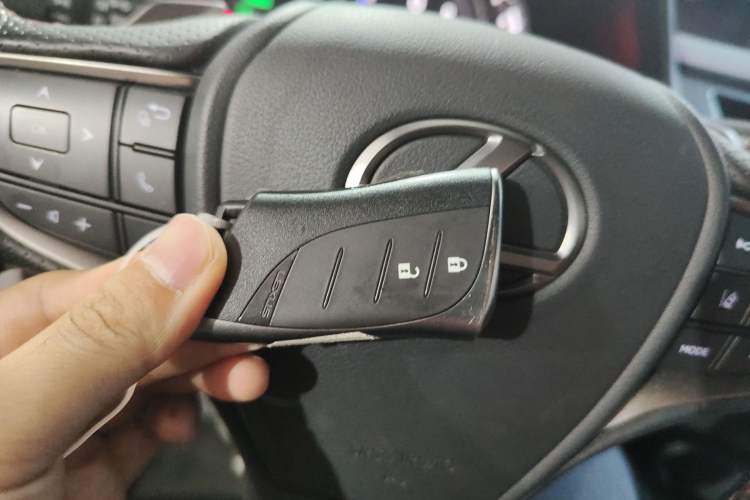 Used Lexus UX 2020 260h F SPORT All-Wheel-Drive Version Vehicle Key