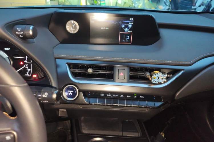 Used Lexus UX 2022 260h Explore-Edition Audio And AC Panel