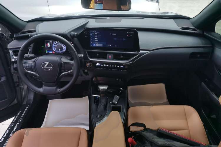 Used Lexus UX 2022 260h Explore-Cool Edition Center Console