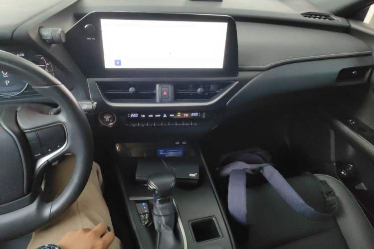 Used Lexus UX 2022 260h Explore-Cool Edition Audio And AC Panel