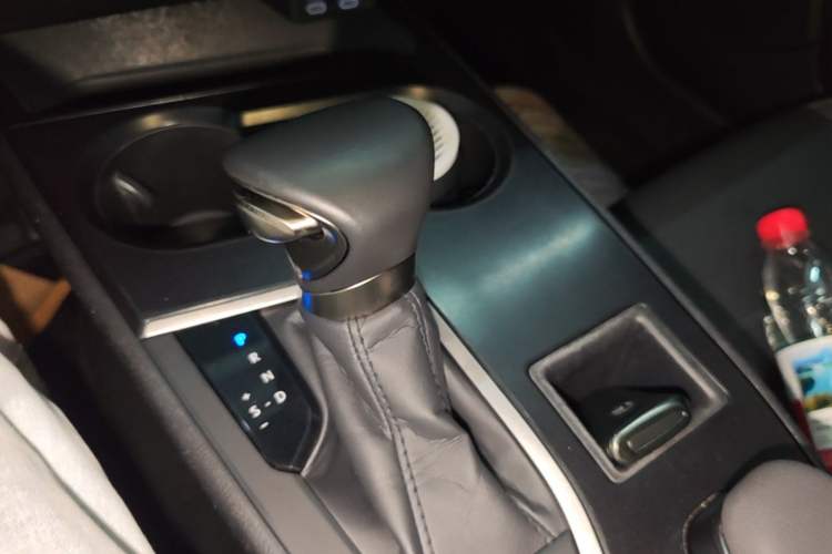 Used Lexus UX 2022 260h Explore-Edition Gear Lever