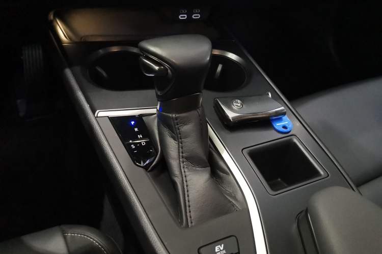 Used Lexus UX 2022 260h Explore-Edition Gear Lever