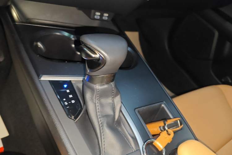 Used Lexus UX 2022 260h Explore-Edition Gear Lever