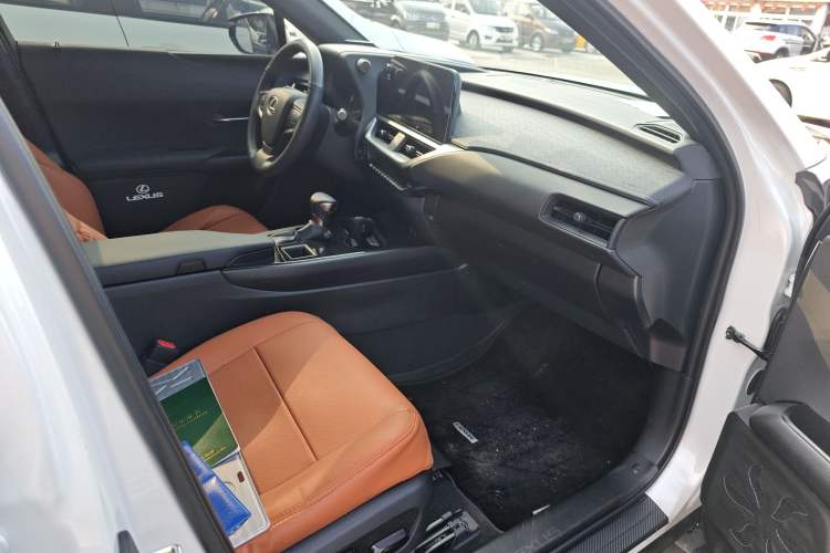 Used Lexus UX 2022 260h Explore-Cool Edition Interior 5