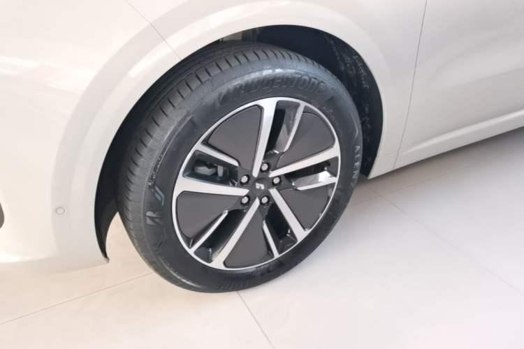 Used Li Auto L6 2024 Pro Model Exterior 4
