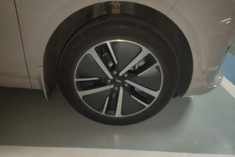 Used Li Auto L6 2024 Pro Model Right Front Wheel Hub