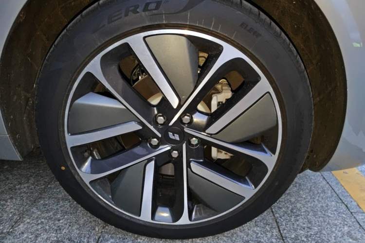 Used Li Auto L6 2024 Pro Model Right Front Wheel Hub