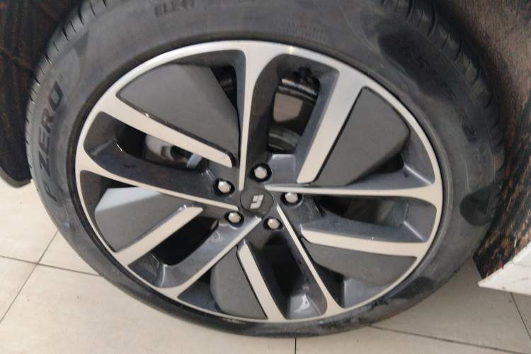 Used Li Auto L6 2024 Pro Model Left Front Wheel Hub