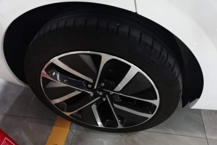 Used Li Auto L6 2024 Pro Model Right Rear Wheel Hub