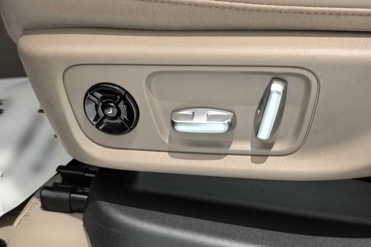Used Li Auto L6 2025 Pro Smart Refresh Edition Interior 9